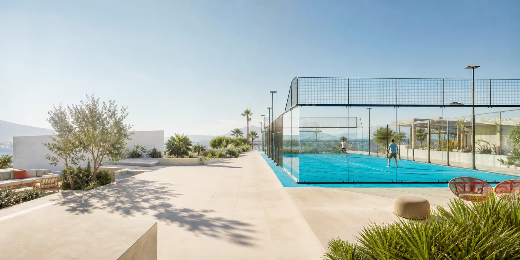 Club de padel lumineux avec terrains extérieurs sous un ciel bleu